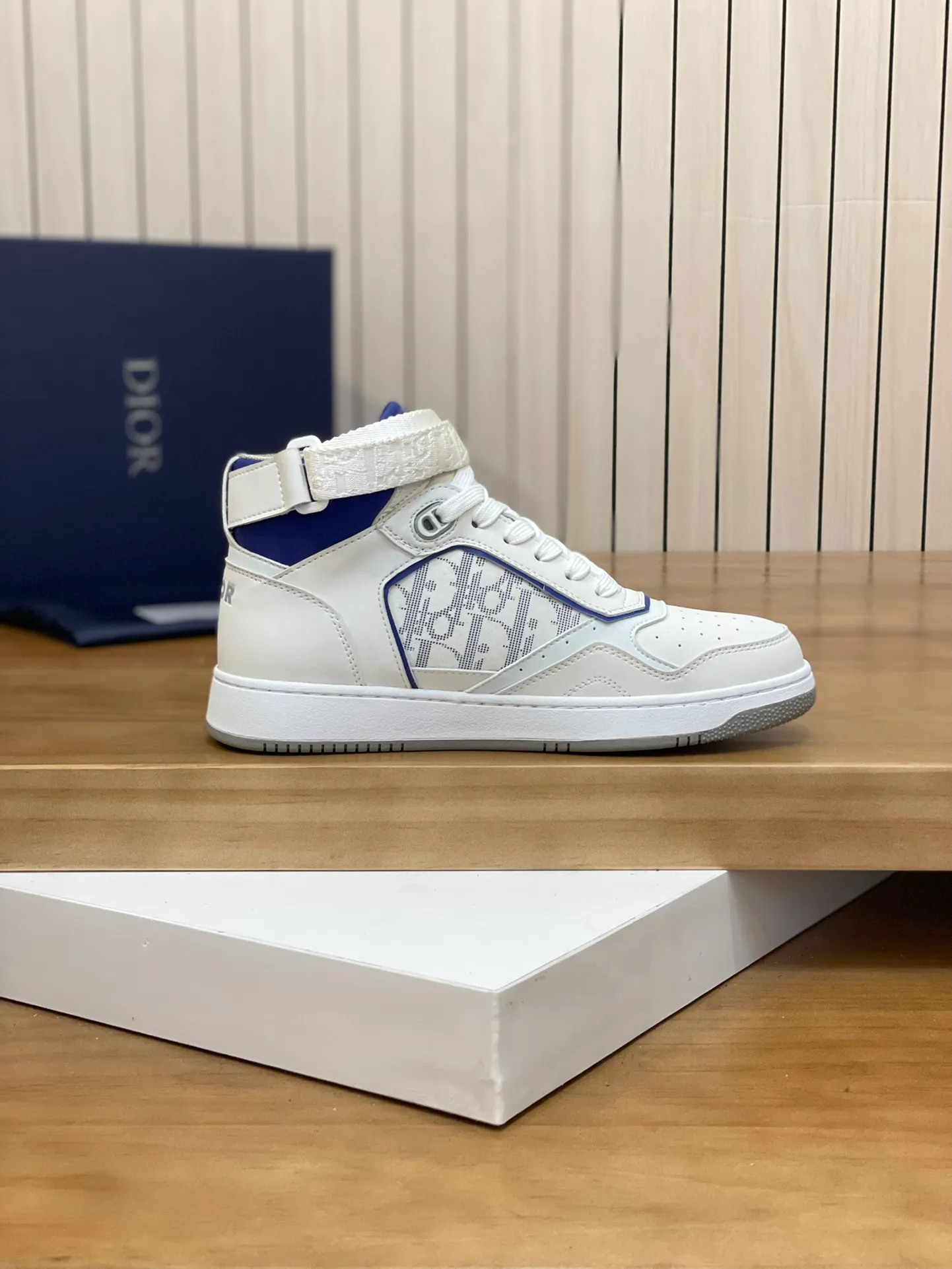 Men's shoes: 💰P460¥ Product trademark: Dior* "Dior*" high-top casual shoes Regular size: 38-44 (can be customized to 45.46) Product materials: Upper imported cowhide stitched with original fabric, breathable lining, original outsole. Number: 1006